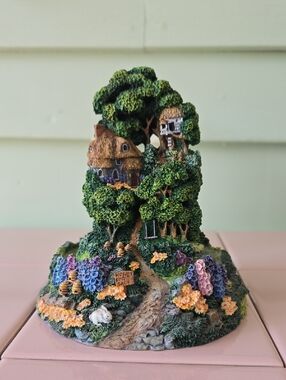 Franklin Mint Green Treehouse Village Sculpture with Multicolor Flowers